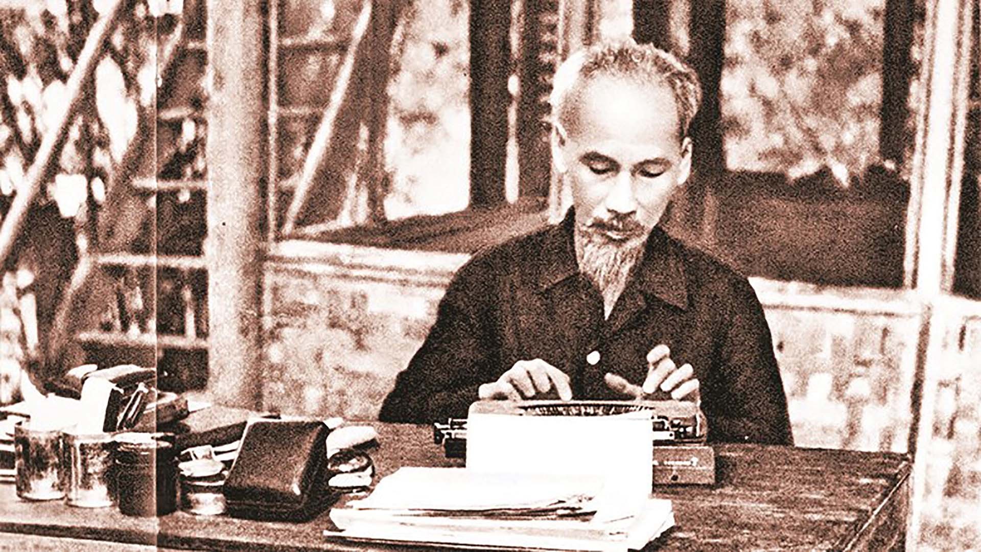 Chủ tịch Hồ Chí Minh, người sáng lập nền Báo chí Cách mạng Việt Nam. (Ảnh tư liệu)