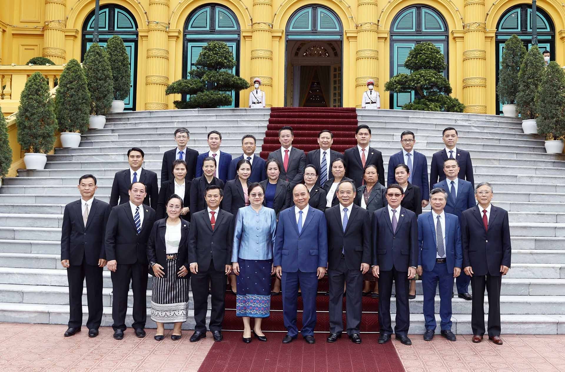 Chủ tịch nước Nguyễn Xuân Phúc tiếp Bộ trưởng, Chủ nhiệm Văn phòng Chủ tịch nước Lào Khemmani Pholsena. (Nguồn: TTXVN)