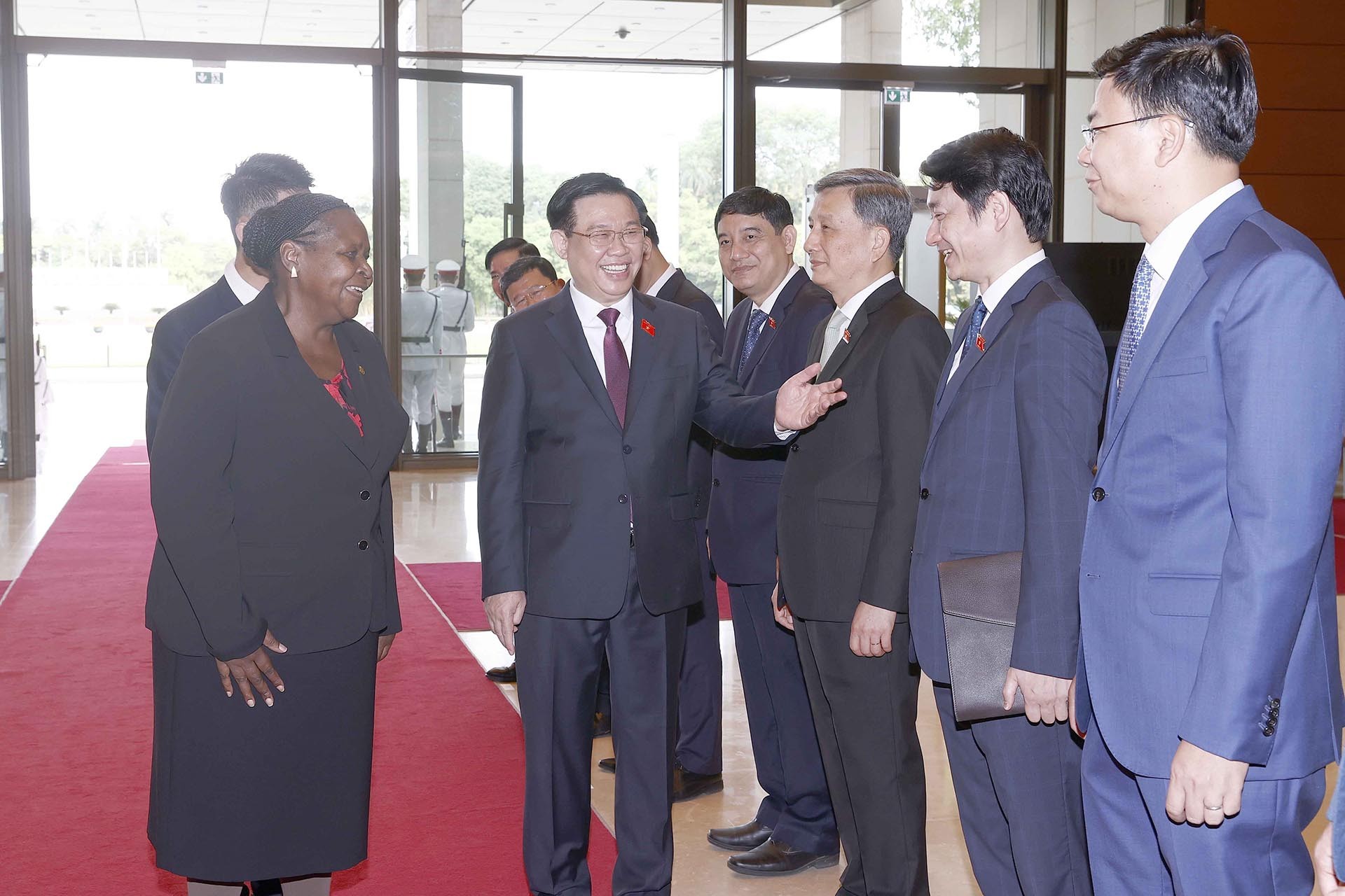 Chủ tịch Quốc hội Vương Đình Huệ giới thiệu với Chủ tịch Quốc hội Cộng hoà Mozambique Esperanca Laurinda Francisco Nhiuane Bias các thành viên Đoàn đại biểu Quốc hội Việt Nam. (Nguồn: TTXVN) Chủ tịch Quốc hội Vương Đình Huệ giới thiệu với Chủ tịch Quốc hội Cộng hoà Mozambique Esperanca Laurinda Francisco Nhiuane Bias các thành viên Đoàn đại biểu Quốc hội Việt Nam. (Nguồn: TTXVN)