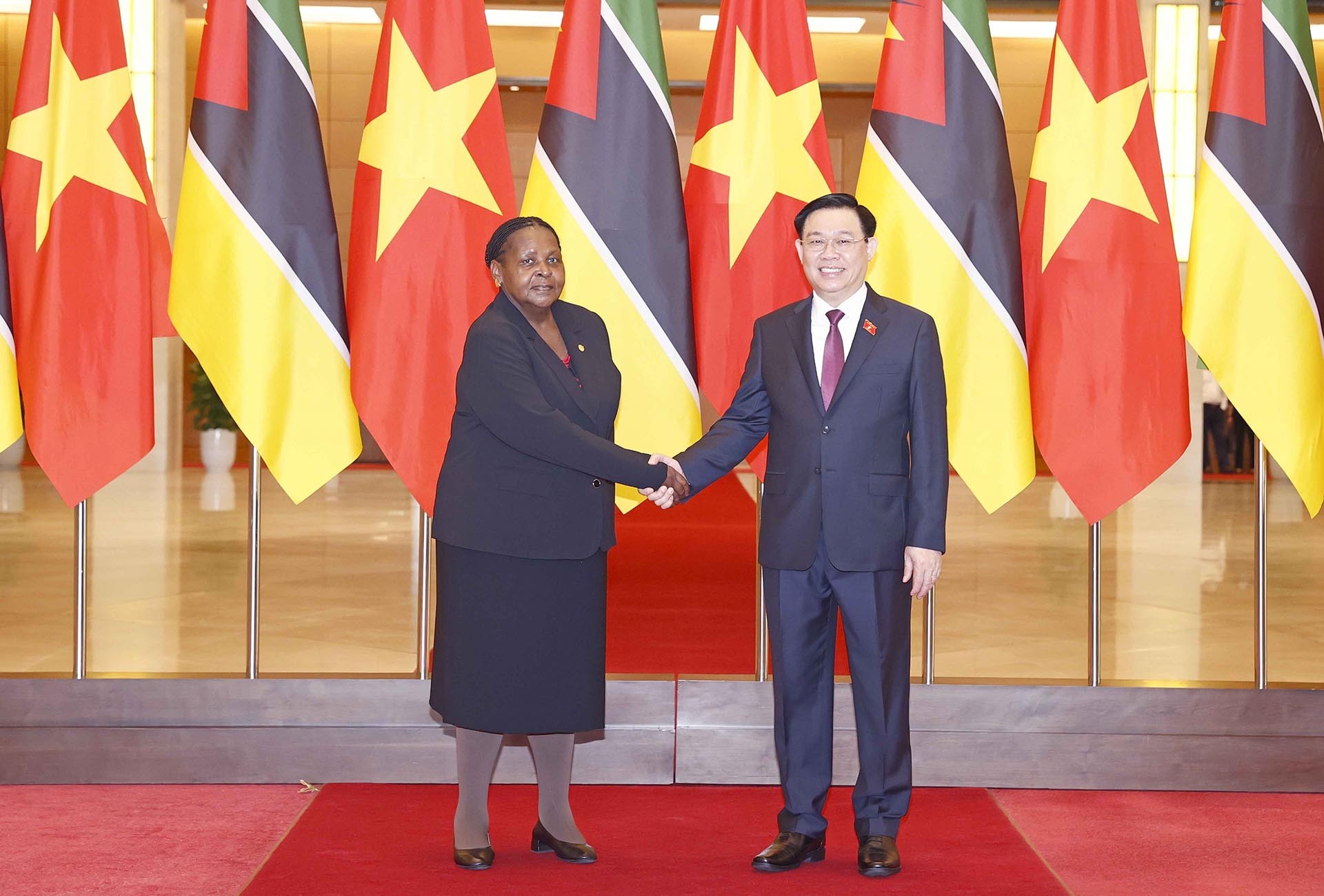 Chủ tịch Quốc hội Vương Đình Huệ và Chủ tịch Quốc hội Cộng hoà Mozambique Esperanca Laurinda Francisco Nhiuane Bias chụp ảnh chung. (Nguồn: TTXVN) Chủ tịch Quốc hội Vương Đình Huệ và Chủ tịch Quốc hội Cộng hoà Mozambique Esperanca Laurinda Francisco Nhiuane Bias chụp ảnh chung. (Nguồn: TTXVN)