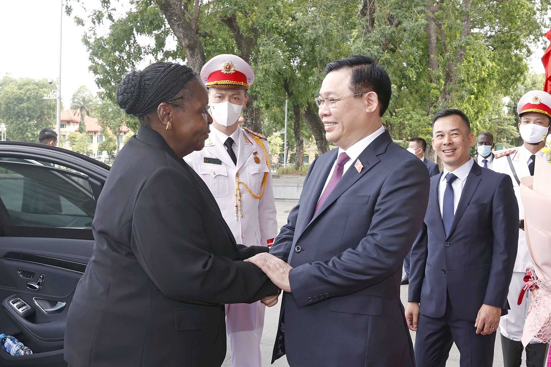 Chủ tịch Quốc hội Vương Đình Huệ đón Chủ tịch Quốc hội Cộng hoà Mozambique Esperanca Laurinda Francisco Nhiuane Bias. (Nguồn: TTXVN) Chủ tịch Quốc hội Vương Đình Huệ đón Chủ tịch Quốc hội Cộng hoà Mozambique Esperanca Laurinda Francisco Nhiuane Bias. (Nguồn: TTXVN)