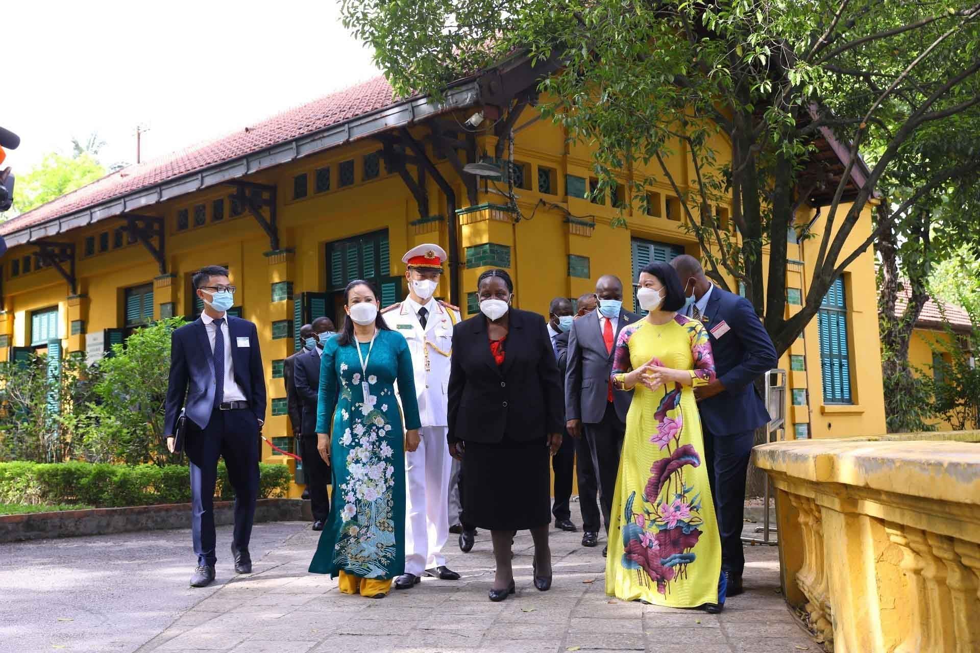 Chủ tịch Quốc hội Cộng hoà Mozambique Esperanca Laurinda Francisco Nhiuane Bias tham quan Khu Di tích Chủ tịch Hồ Chí Minh. (Nguồn: TTXVN) Chủ tịch Quốc hội Cộng hoà Mozambique Esperanca Laurinda Francisco Nhiuane Bias tham quan Khu Di tích Chủ tịch Hồ Chí Minh. (Nguồn: TTXVN)