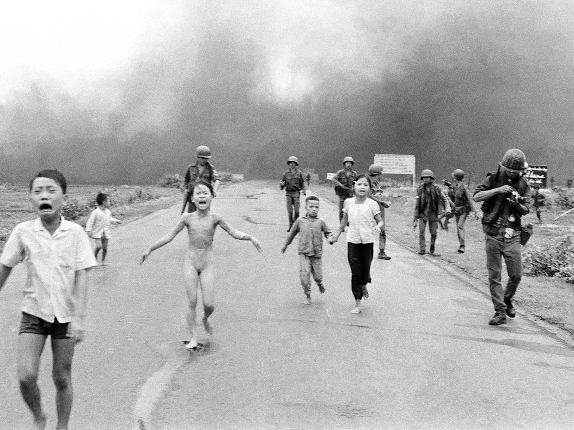 Bức ảnh “Em bé Napalm” của nhiếp ảnh gia Nick Út. (Nguồn: AP) Bức ảnh “Em bé Napalm” của nhiếp ảnh gia Nick Út. (Nguồn: AP)