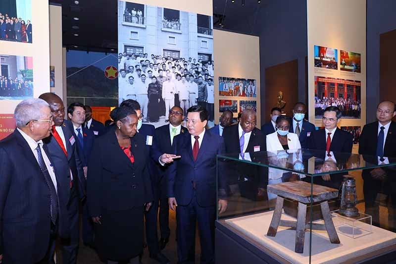 Chủ tịch Quốc hội Mozambique Esperanca Laurinda Francisco Nhiuane Bias thăm Phòng truyền thống Học viện Chính trị Quốc gia Hồ Chí Minh. (Nguồn: TTXVN) Chủ tịch Quốc hội Mozambique Esperanca Laurinda Francisco Nhiuane Bias thăm Phòng truyền thống Học viện Chính trị Quốc gia Hồ Chí Minh. (Nguồn: TTXVN)