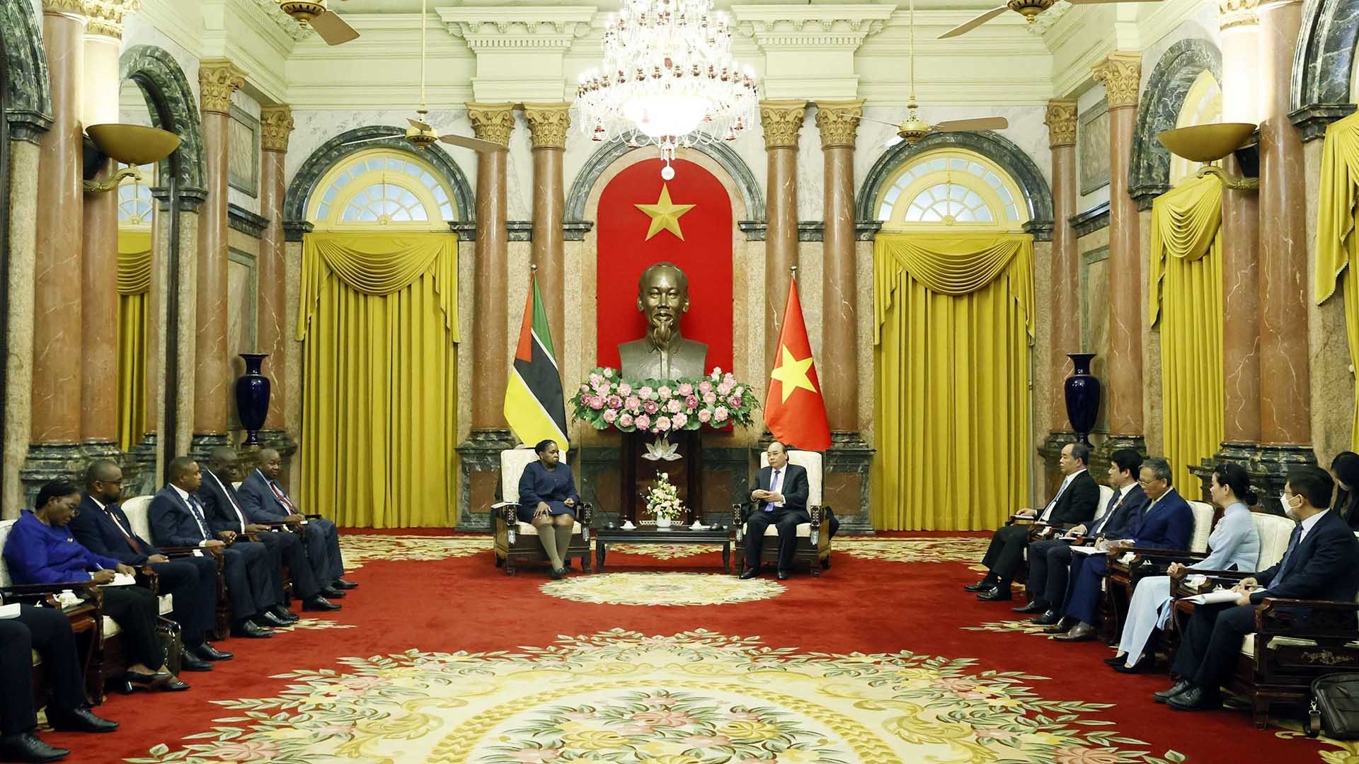 Chủ tịch nước Nguyễn Xuân Phúc tiếp Chủ tịch Quốc hội Cộng hòa Mozambique. (Nguồn: TTXVN) Chủ tịch nước Nguyễn Xuân Phúc tiếp Chủ tịch Quốc hội Cộng hòa Mozambique. (Nguồn: TTXVN)