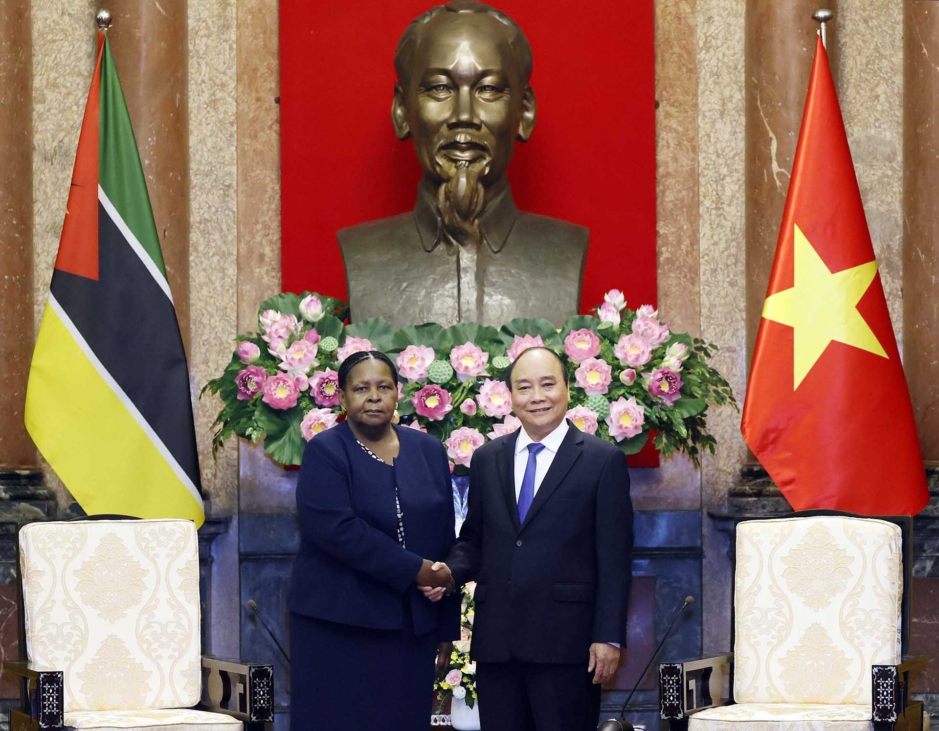 Chủ tịch nước Nguyễn Xuân Phúc tiếp Chủ tịch Quốc hội Cộng hòa Mozambique. (Nguồn: TTXVN) Chủ tịch nước Nguyễn Xuân Phúc tiếp Chủ tịch Quốc hội Cộng hòa Mozambique. (Nguồn: TTXVN)