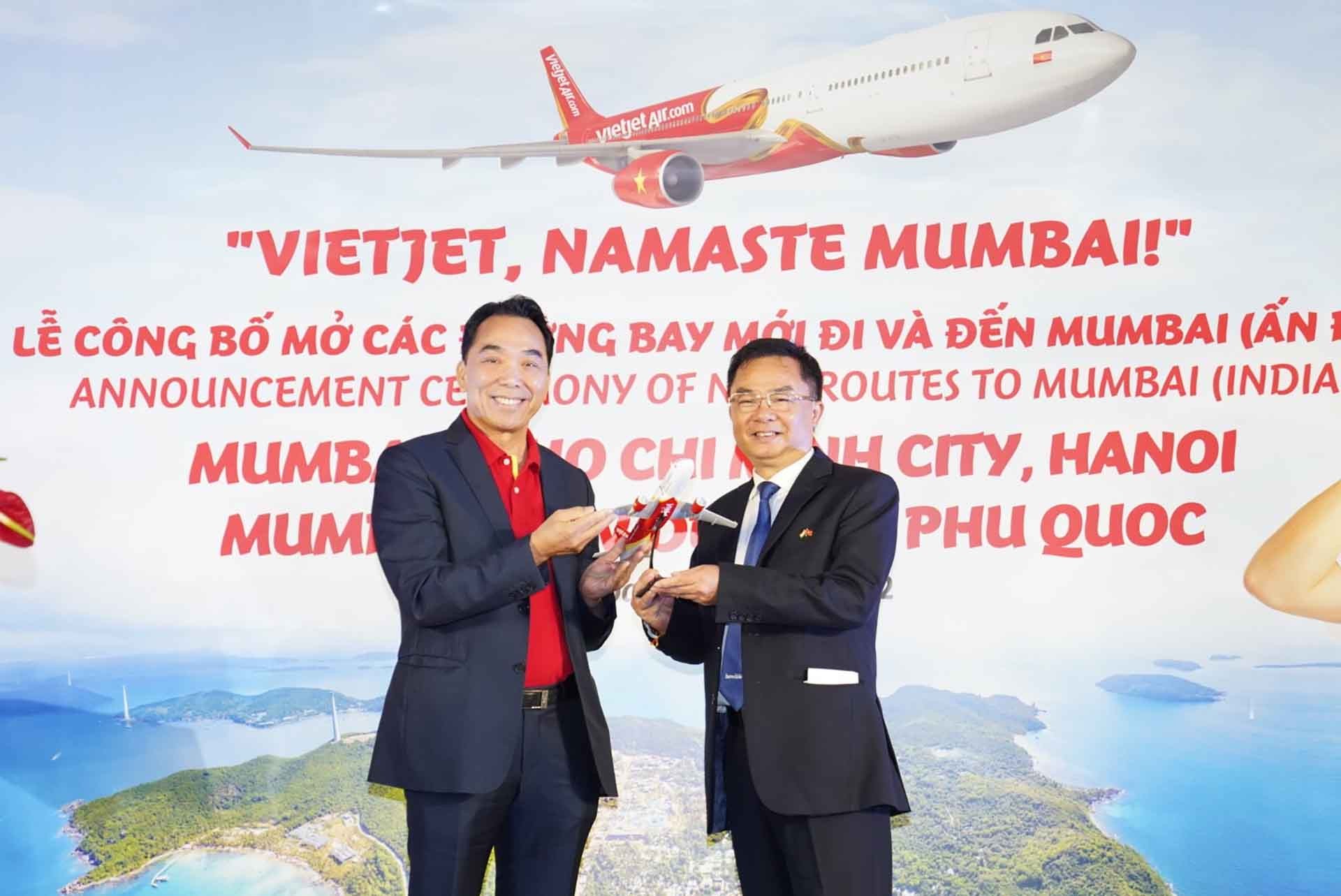 Ông Nguyễn Anh Tuấn, Thành viên Hội đồng quản tri Vietjet tặng quà lưu niệm cho ông Hoàng Tùng, Tổng Lãnh sự Việt Nam tại Mumbai. Ông Nguyễn Anh Tuấn, Thành viên Hội đồng quản tri Vietjet tặng quà lưu niệm cho ông Hoàng Tùng, Tổng Lãnh sự Việt Nam tại Mumbai.