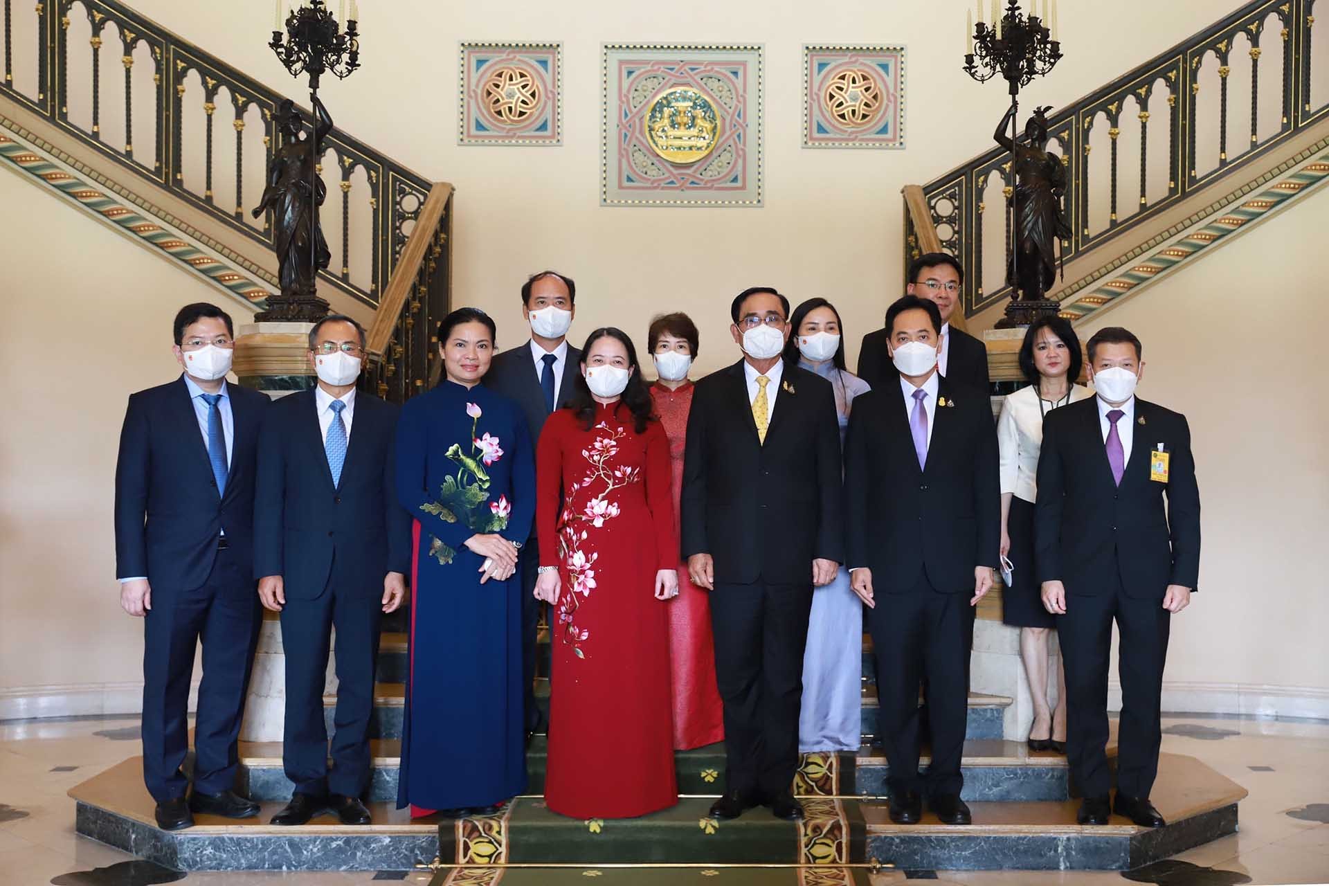 Phó Chủ tịch nước Võ Thị Ánh Xuân và Thủ tướng Thái Lan Prayut Chan-o-cha chụp ảnh lưu niệm. (Nguồn: TTXVN)