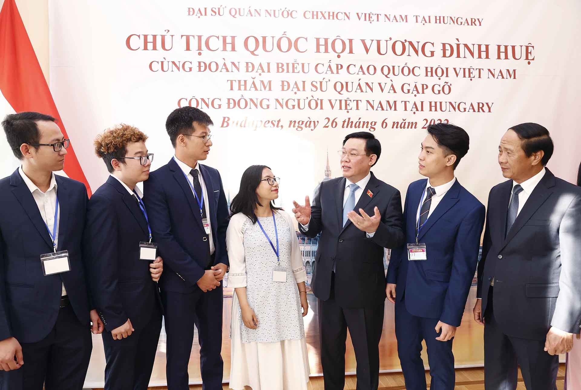 Chủ tịch Quốc hội Vương Đình Huệ với sinh viên Việt Nam theo học tập, nghiên cứu tại Hungary. (Nguồn: TTXVN) Chủ tịch Quốc hội Vương Đình Huệ với sinh viên Việt Nam theo học tập, nghiên cứu tại Hungary. (Nguồn: TTXVN)