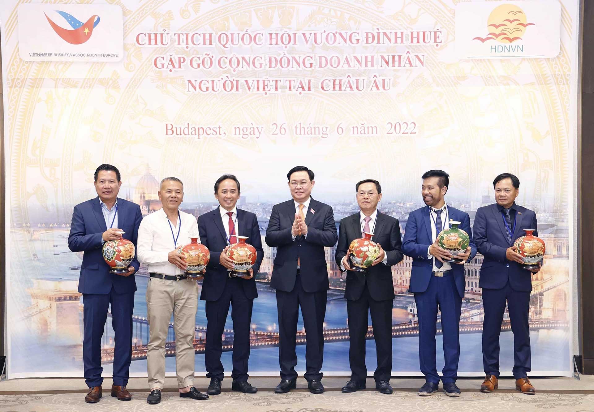 Chủ tịch Quốc hội Vương Đình Huệ tặng quà lưu niệm cho các đại biểu. (Nguồn: TTXVN)