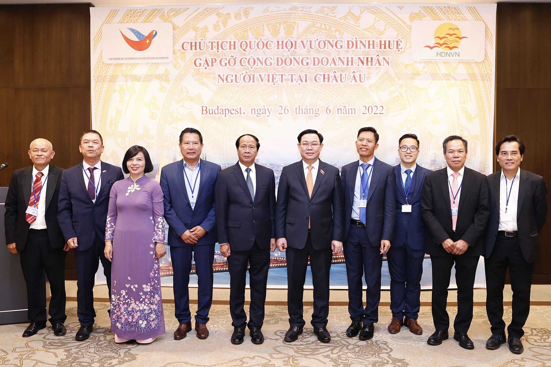 Chủ tịch Quốc hội Vương Đình Huệ với các đại biểu. (Nguồn: TTXVN)