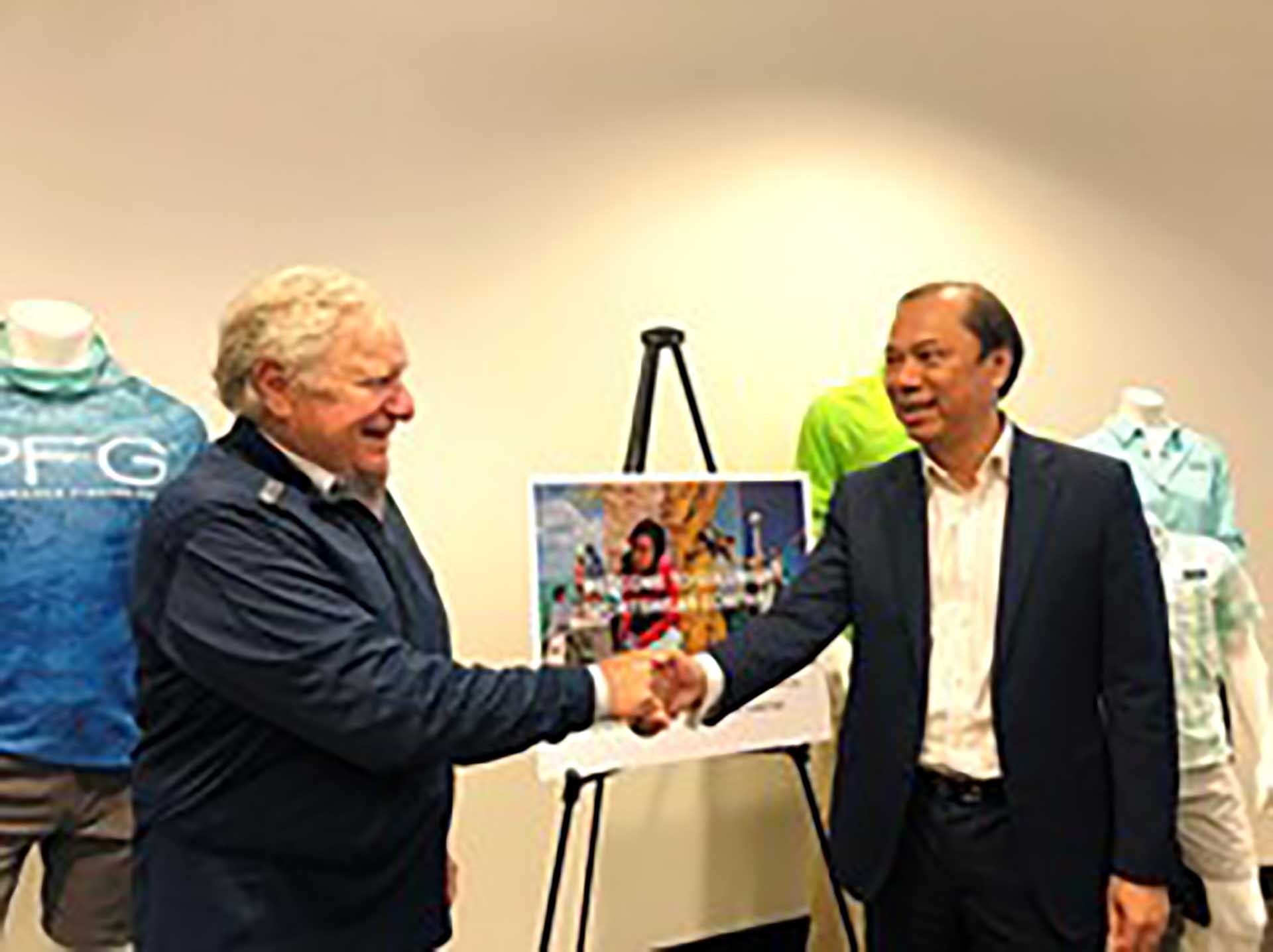 Đại sứ Nguyễn Quốc Dũng gặp ông Timothy Boyle, Chủ tịch kiêm Tổng giám đốc của tập đoàn Columbia Sportswear.