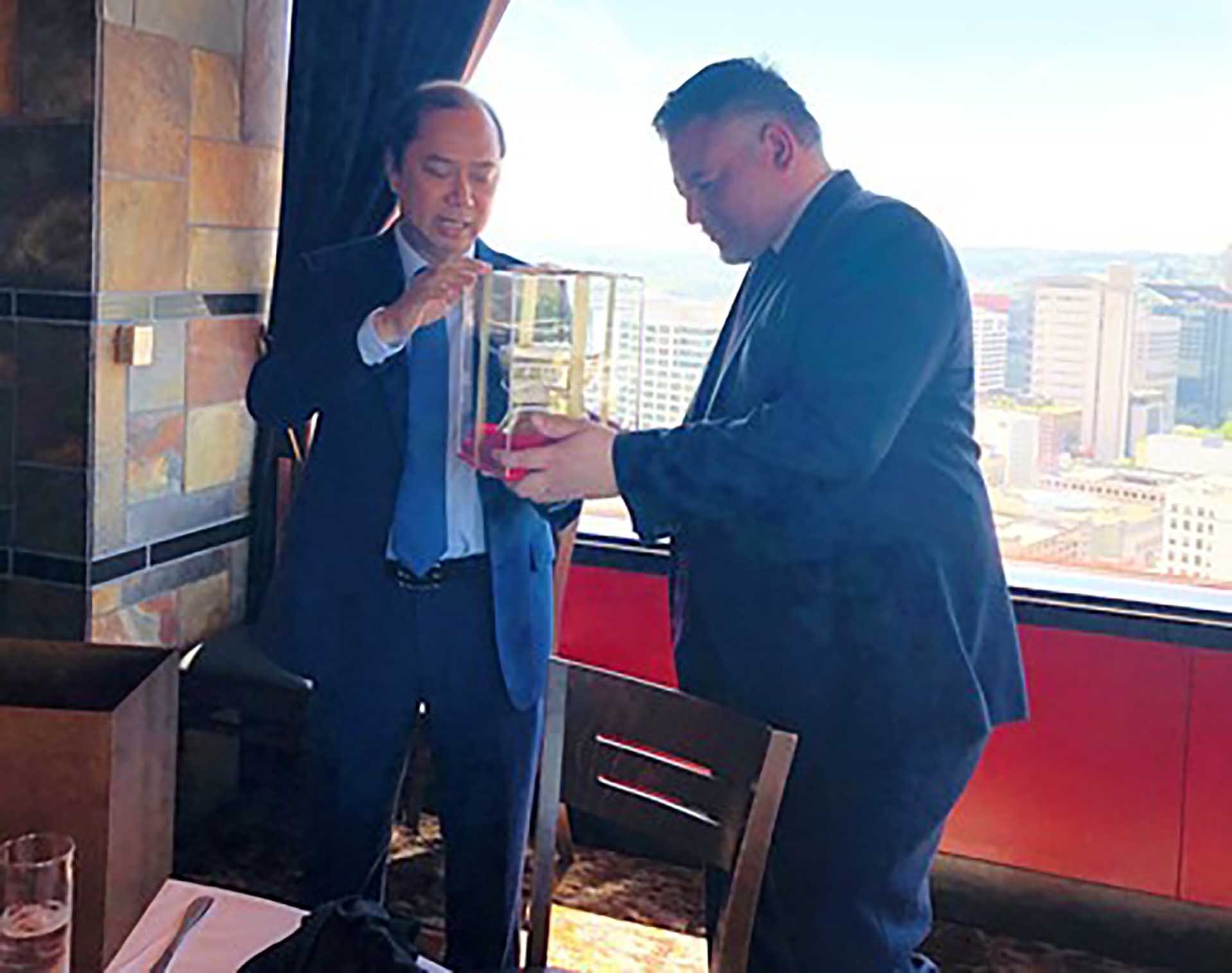 Đại sứ Nguyễn Quốc Dũng trao quà lưu niệm cho Giám đốc Sở giáo dục Portland Guadalupe Guerrero.