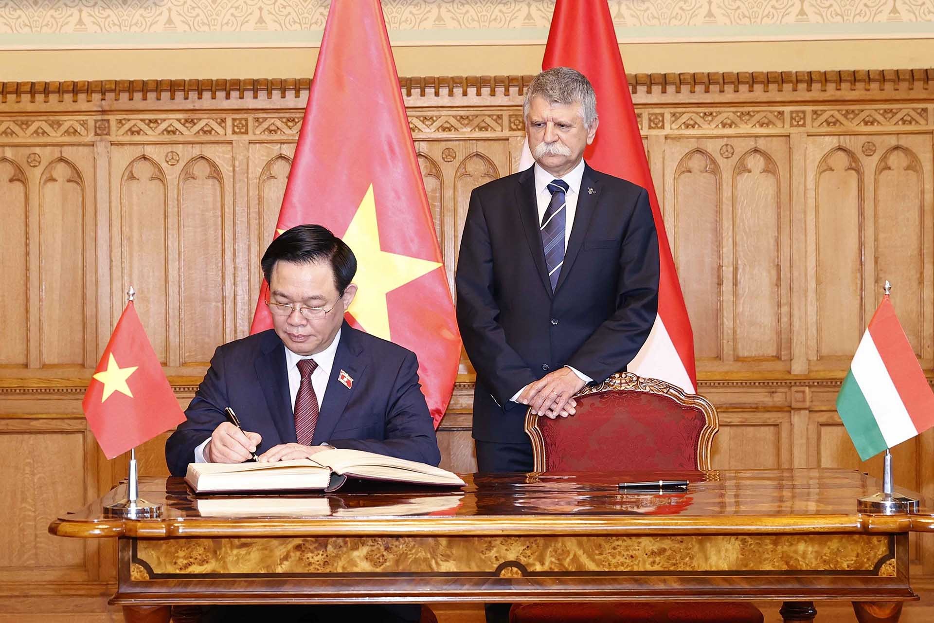 Chủ tịch Quốc hội Vương Đình Huệ ghi sổ vàng lưu niệm. (Nguồn: TTXVN) Chủ tịch Quốc hội Vương Đình Huệ ghi sổ vàng lưu niệm. (Nguồn: TTXVN)