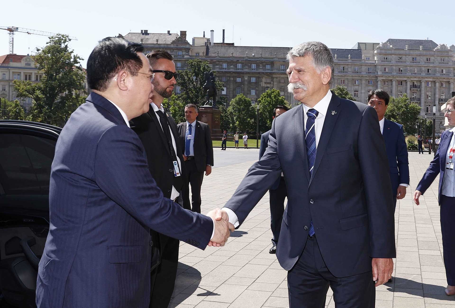 Chủ tịch Quốc hội Hungary László Kövér đón Chủ tịch Quốc hội Vương Đình Huệ. (Nguồn: TTXVN) Chủ tịch Quốc hội Hungary László Kövér đón Chủ tịch Quốc hội Vương Đình Huệ. (Nguồn: TTXVN)