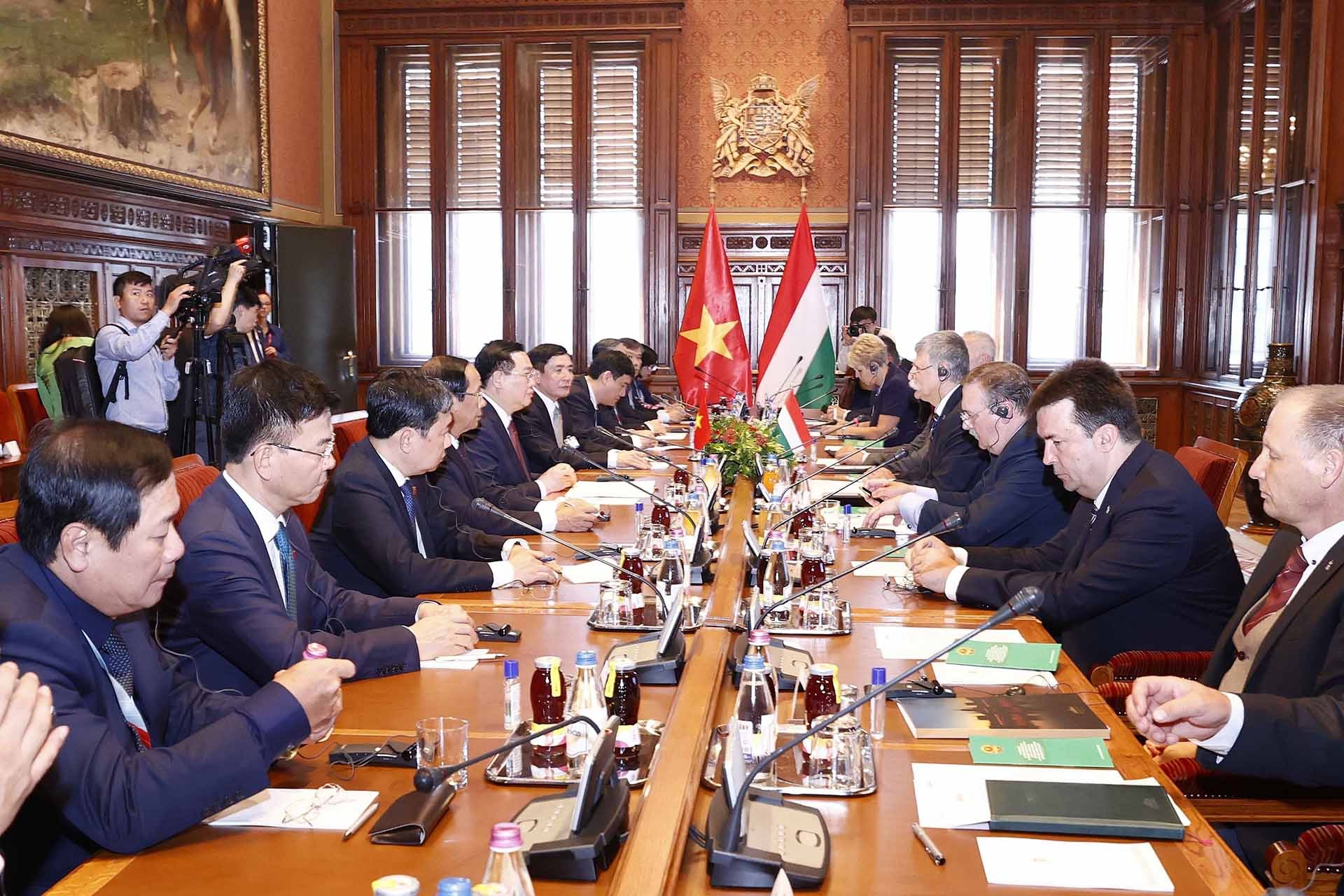 Quang cảnh hội đàm giữa Chủ tịch Quốc hội Vương Đình Huệ và Chủ tịch Quốc hội Hungary László Kövér. (Nguồn: TTXVN) Quang cảnh hội đàm giữa Chủ tịch Quốc hội Vương Đình Huệ và Chủ tịch Quốc hội Hungary László Kövér. (Nguồn: TTXVN)