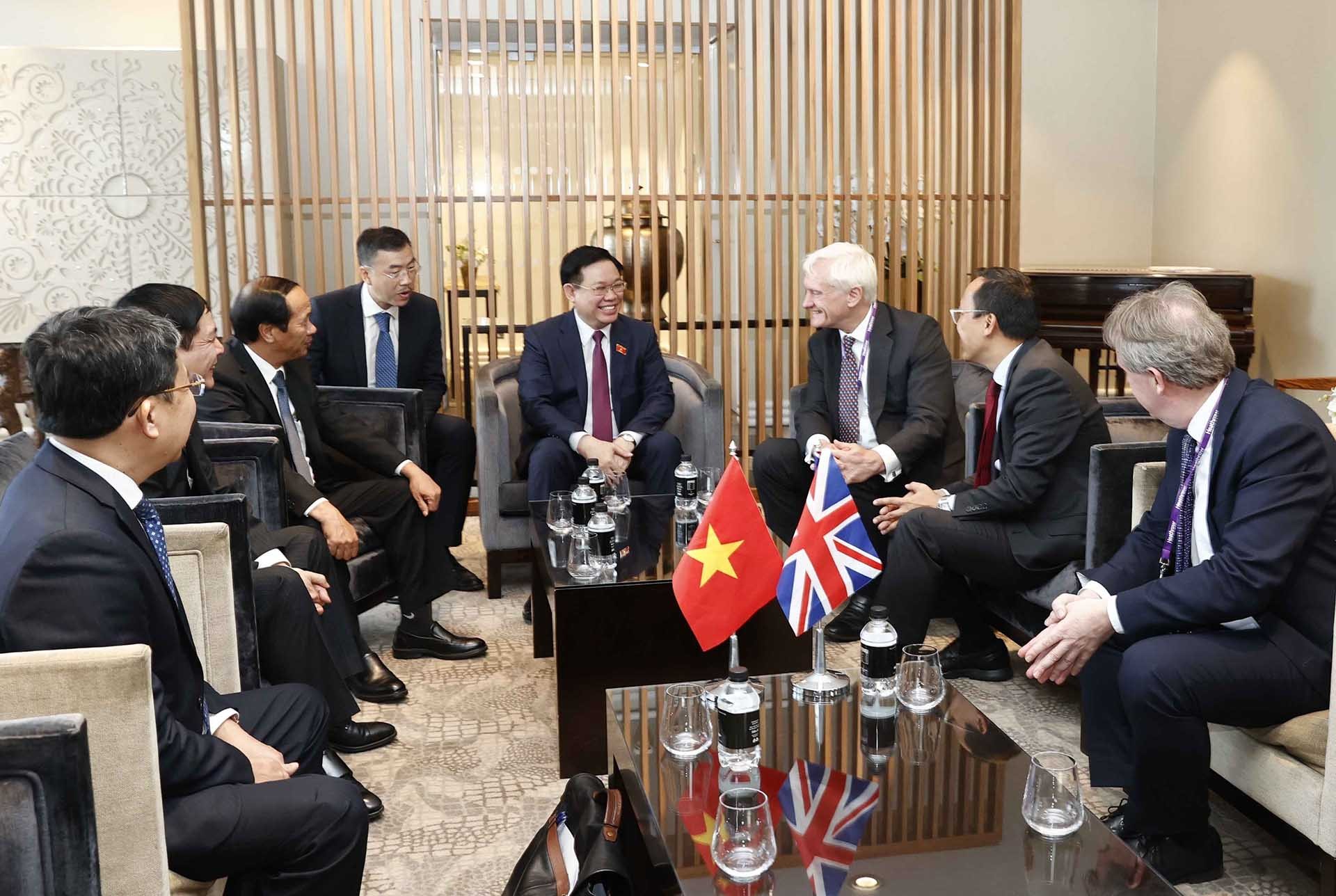 Nghị sĩ Graham Stuart và các thành viên phía Anh trao đổi với Chủ tịch Quốc hội Vương Đình Huệ. (Nguồn: TTXVN) Nghị sĩ Graham Stuart và các thành viên phía Anh trao đổi với Chủ tịch Quốc hội Vương Đình Huệ. (Nguồn: TTXVN)