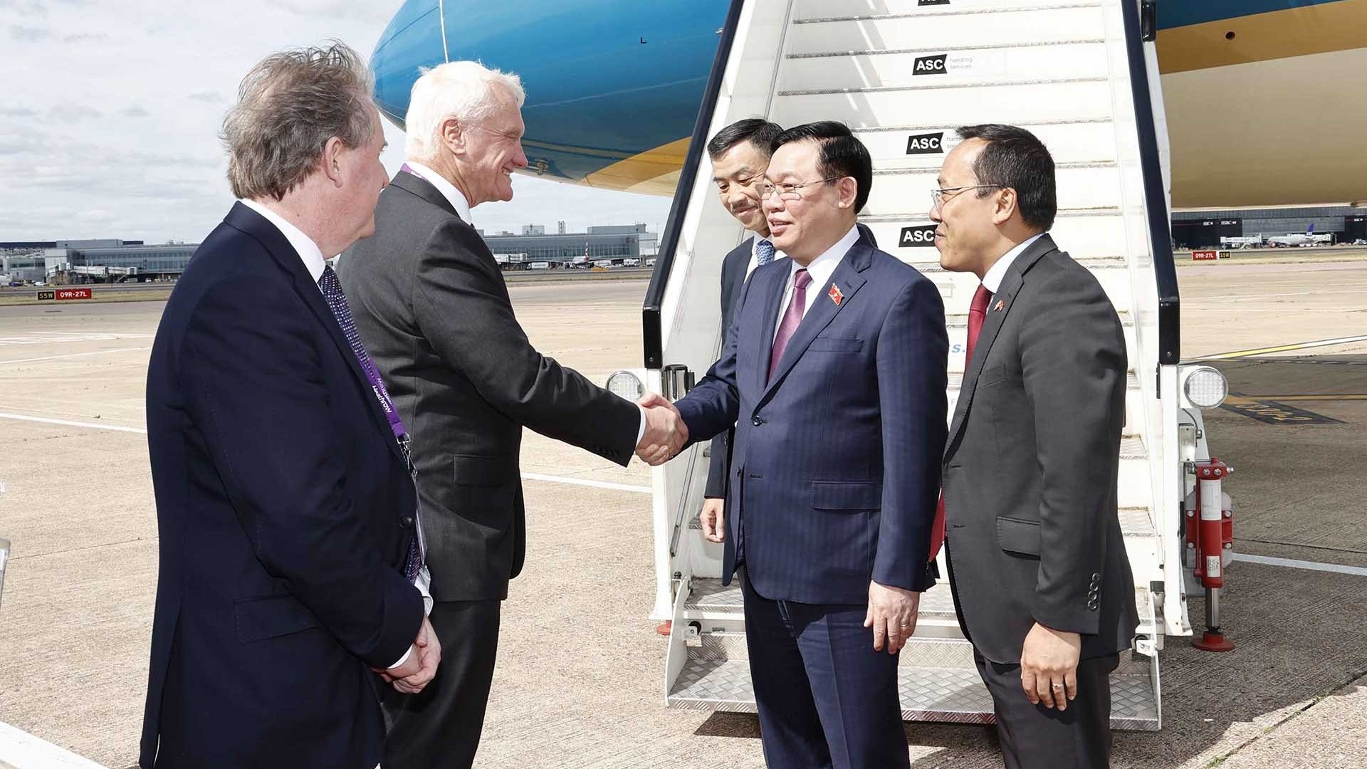 Chủ tịch Quốc hội Vương Đình Huệ đến London, bắt đầu thăm chính thức Vương quốc Anh