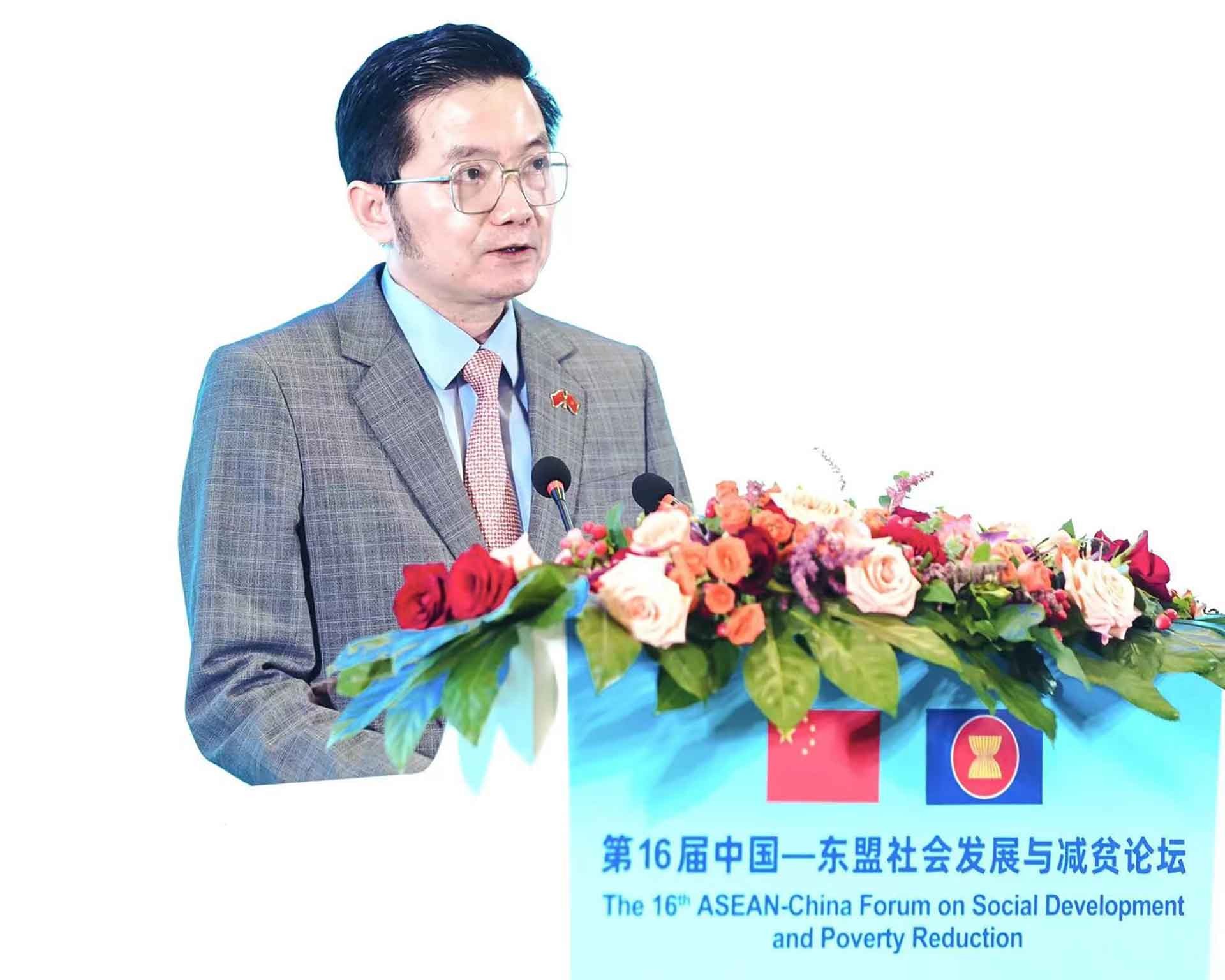 Tổng lãnh sự Việt Nam tại Nam Ninh Đỗ Nam Trung phát biểu tại Diễn đàn.