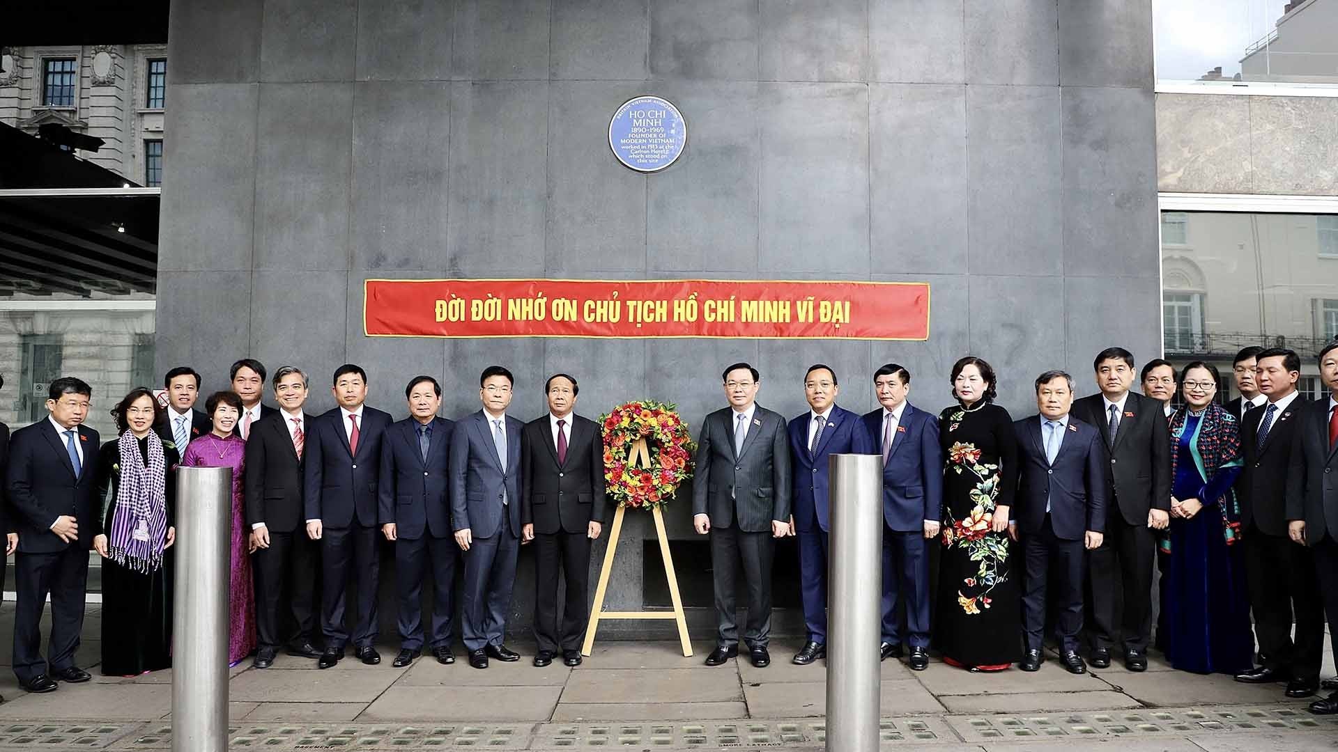 Chủ tịch Quốc hội Vương Đình Huệ dâng hoa tưởng niệm Bác Hồ tại London, Anh