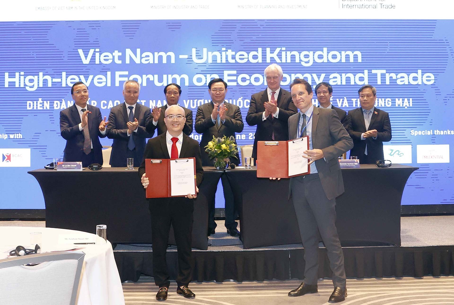 Chủ tịch Quốc hội Vương Đình Huệ chứng kiến lễ trao các thỏa thuận hợp tác giữa các doanh nghiệp, địa phương hai nước. (Nguồn: TTXVN)