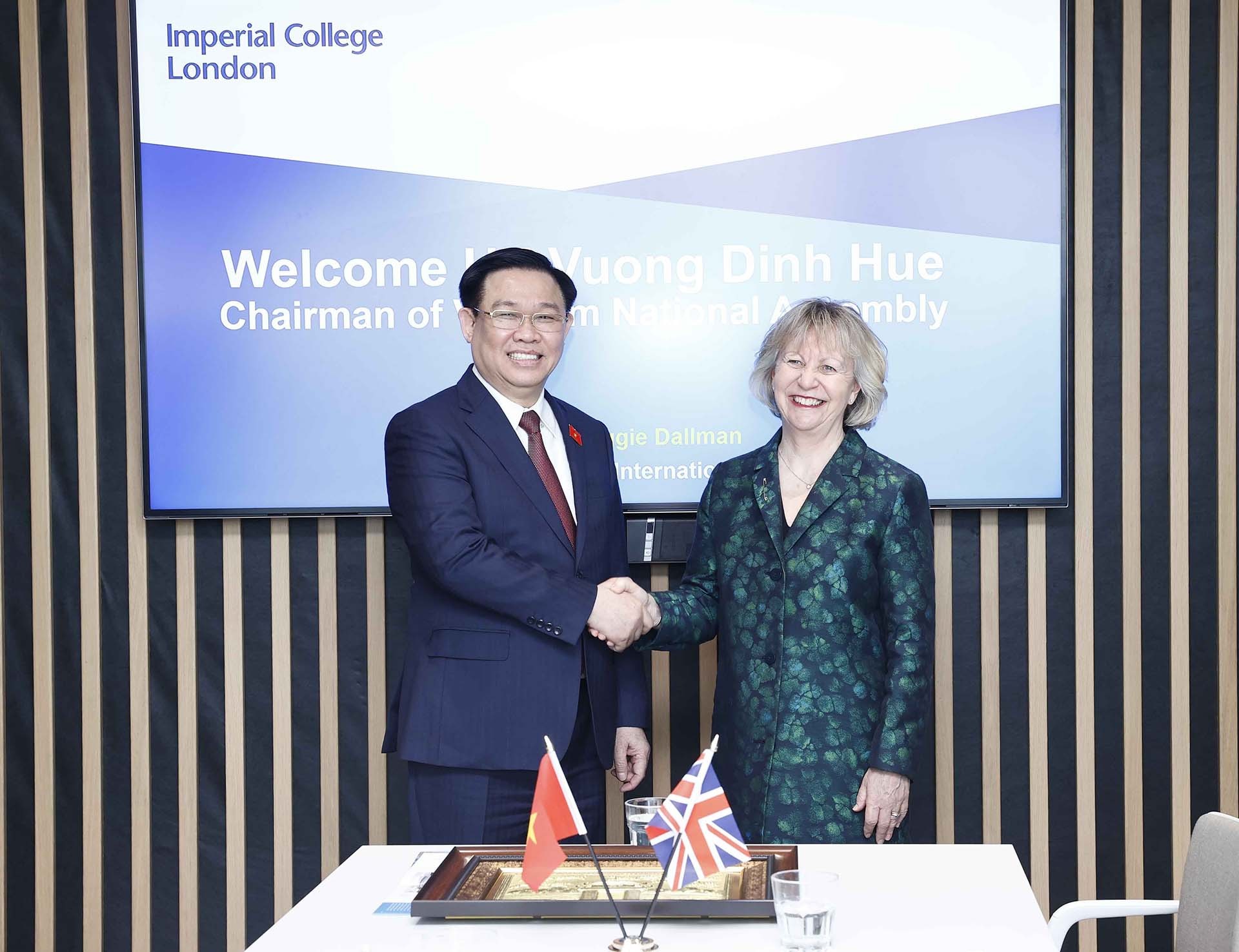 Chủ tịch Quốc hội Vương Đình Huệ tiếp GS. Maggie Dallman, Phó Hiệu trưởng Trường Imperial College London. (Nguồn: TTXVN)