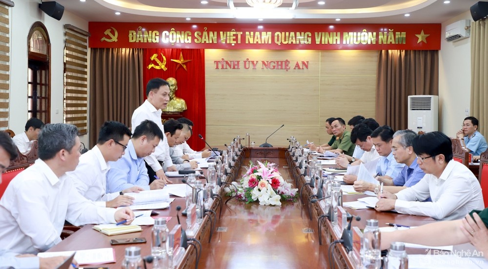 Đoàn công tác Bộ Ngoại giao do đồng chí Lê Hoài Trung, Ủy viên Trung ương Đảng, Thứ trưởng Bộ Ngoại giao, Chủ nhiệm Ủy ban Biên giới quốc gia làm trưởng đoàn đã làm việc với lãnh đạo tỉnh Nghệ An. (Nguồn: Báo Nghệ An) thu truong ngoai giao le hoai trung lam viec voi lanh dao tinh nghe an