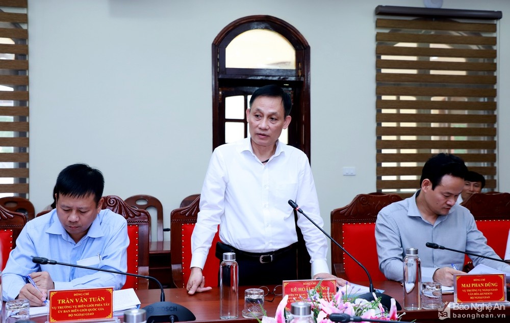 Thứ trưởng Bộ Ngoại giao Lê Hoài Trung phát biểu tại cuộc làm việc. Ảnh: Thành Duy thu truong ngoai giao le hoai trung lam viec voi lanh dao tinh nghe an