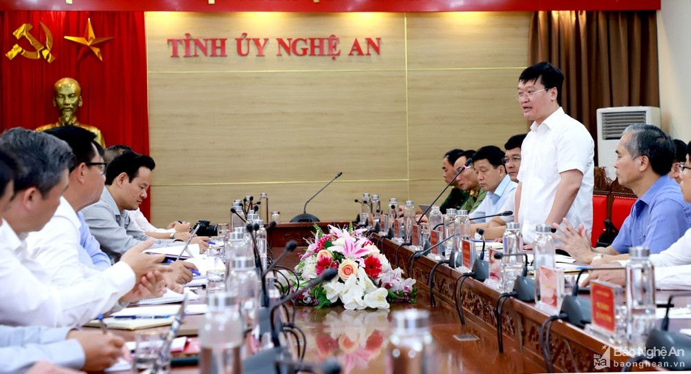 Chủ tịch UBND tỉnh Nguyễn Đức Trung phát biểu tại cuộc làm việc. Ảnh: Thành Duy thu truong ngoai giao le hoai trung lam viec voi lanh dao tinh nghe an 1