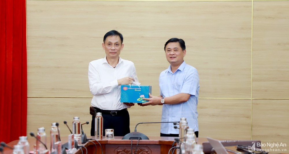 Lãnh đạo tỉnh tặng quà lưu niệm đến Đoàn công tác Bộ Ngoại giao. Ảnh: Thành Duy thu truong ngoai giao le hoai trung lam viec voi lanh dao tinh nghe an 3