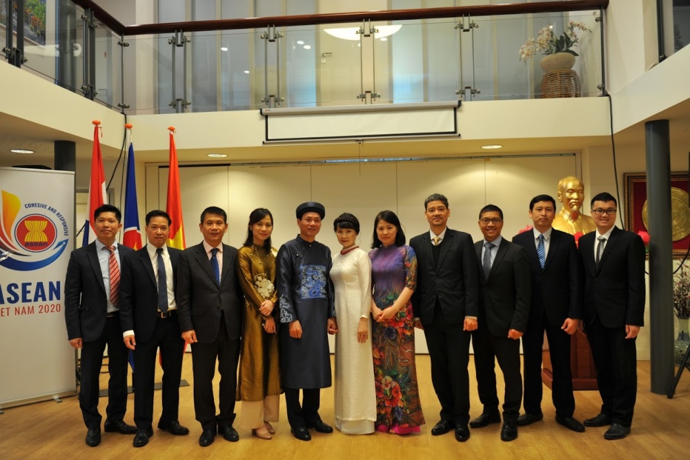 Đại sứ Phạm Việt Anh trình Quốc thư lên Nhà vua Hà Lan