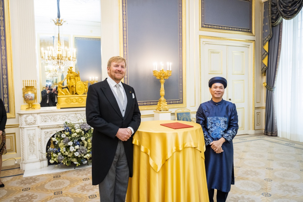 dai su pham viet anh trinh quoc thu len nha vua ha lan 2