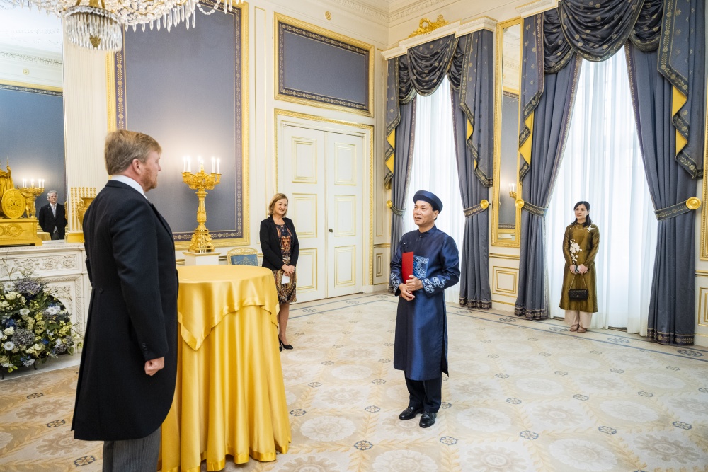 dai su pham viet anh trinh quoc thu len nha vua ha lan 3