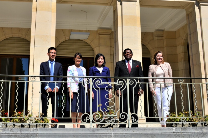 ĐS và đại diện Phái đoàn chụp ảnh lưu niệm cùng TTK IPU trao qua khau trang y te cua quoc hoi viet nam tang ban thu ky ipu 1