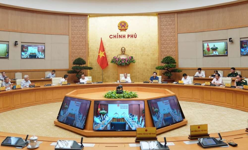 Toàn cảnh cuộc họp. (Nguồn: VGP) thu tuong yeu cau cac dia phuong phai neu cao tinh than canh giac tuyet doi khong chu quan truoc covid 19
