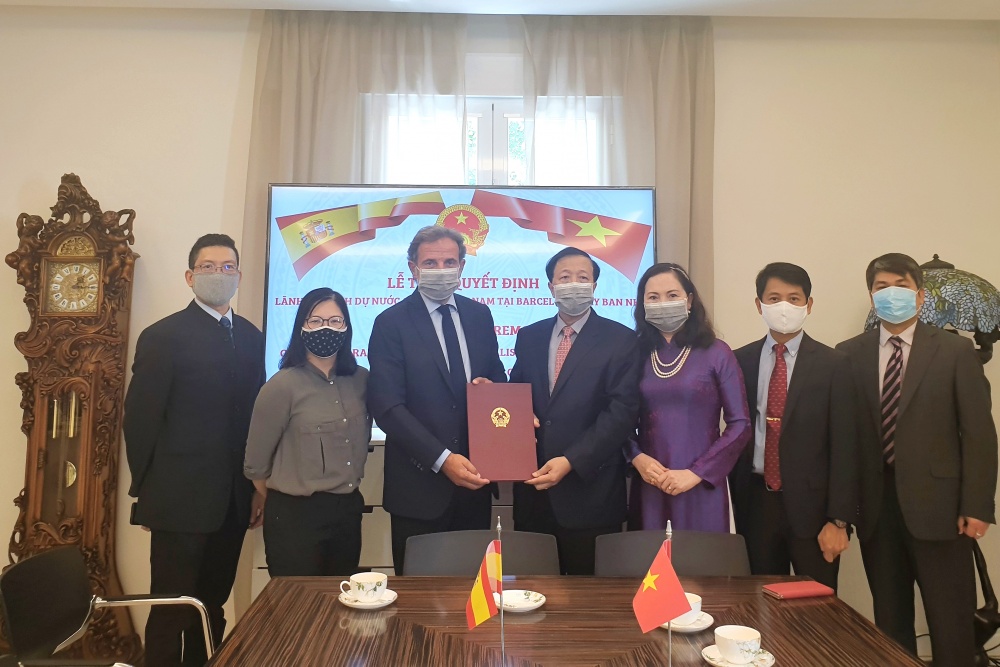 trao quyet dinh bo nhiem lanh su danh du viet nam tai barcelona tay ban nha 1