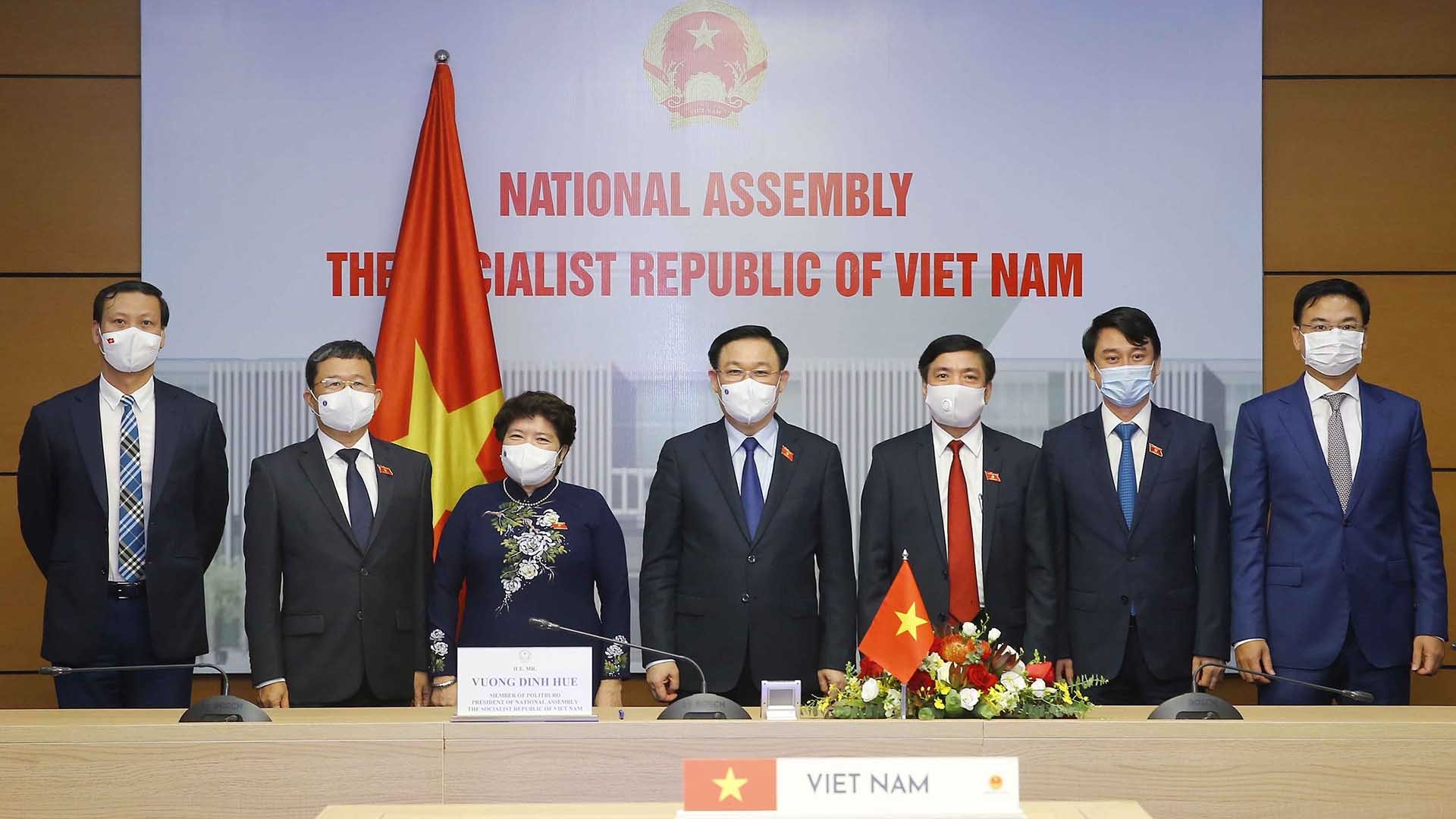 Chủ tịch Quốc hội Vương Đình Huệ với các đại biểu dự hội đàm trực tuyến với Chủ tịch Hạ viện Vương quốc Morocco. (Nguồn: TTXVN) Chủ tịch Quốc hội Vương Đình Huệ với các đại biểu dự hội đàm trực tuyến với Chủ tịch Hạ viện Vương quốc Morocco. (Nguồn: TTXVN)