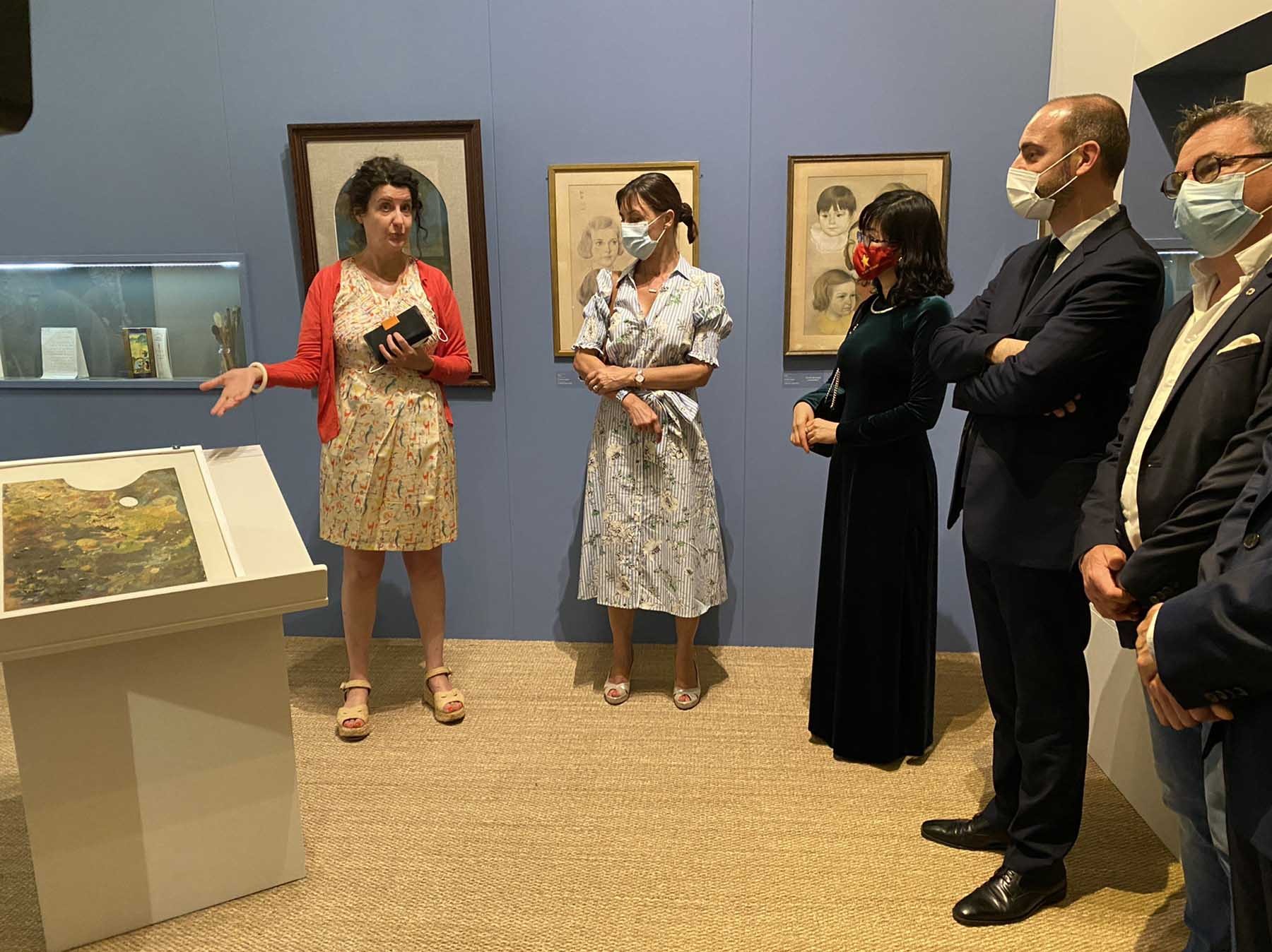 Đại sứ Lê Thị Hồng Vân (thứ 2 bên phải sang), Trưởng phái đoàn Việt Nam bên cạnh UNESCO tham quan triển lãm. (Nguồn: Phái đoàn Việt Nam bên cạnh UNESCO)