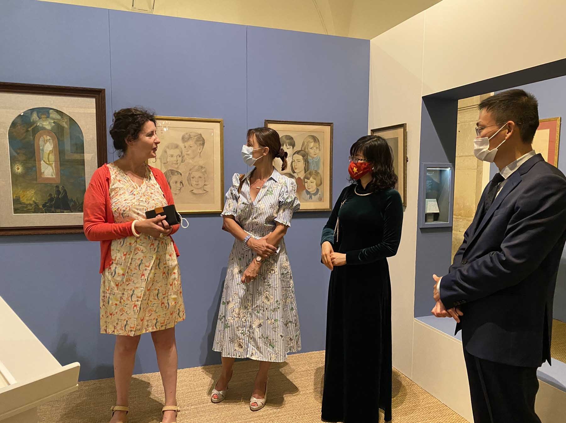 Đại sứ Lê Thị Hồng Vân (thứ 2 bên phải sang), Trưởng phái đoàn Việt Nam bên cạnh UNESCO tham quan triển lãm. (Nguồn: Phái đoàn Việt Nam bên cạnh UNESCO)