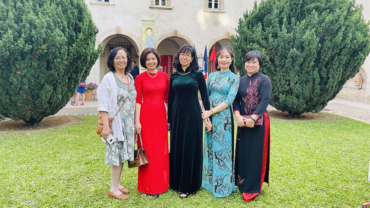 Các đại biểu tham quan triển lãm. (Nguồn: Phái đoàn Việt Nam bên cạnh UNESCO)