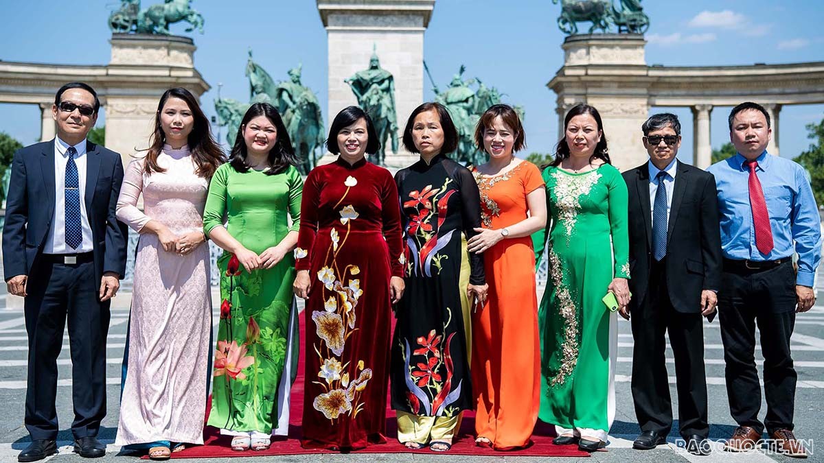 Đại sứ Nguyễn Thị Bích Thảo trình Thư ủy nhiệm lên Tổng thống Hungary János Áder