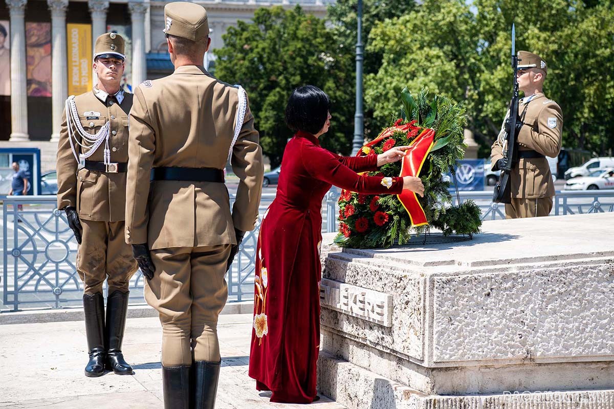 Đại sứ Nguyễn Thị Bích Thảo trình Thư ủy nhiệm lên Tổng thống Hungary János Áder