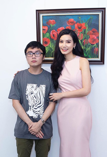 Giảng viên, diễn viên, họa sỹ Lương Giang và họa trò. (Ảnh: NVCC) Giảng viên, diễn viên, họa sỹ Lương Giang và họa trò. (Ảnh: NVCC)