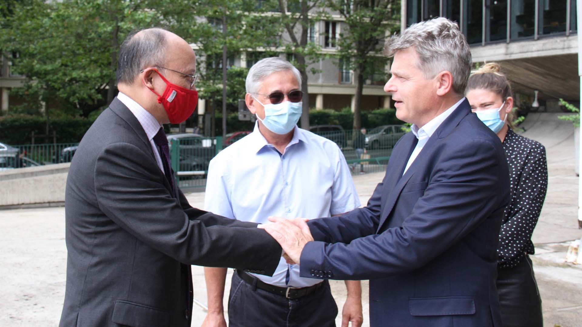 Đại sứ Đinh Toàn Thắng chào Bí thư toàn quốc Đảng Cộng sản Pháp Fabien Roussel