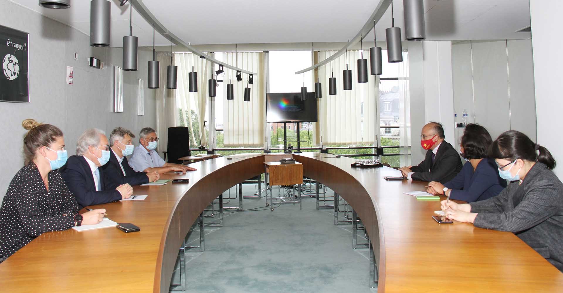 Đại sứ Đinh Toàn Thắng chào xã giao Bí thư toàn quốc Đảng Cộng sản Pháp Fabien Roussel Đại sứ Đinh Toàn Thắng chào xã giao Bí thư toàn quốc Đảng Cộng sản Pháp Fabien Roussel