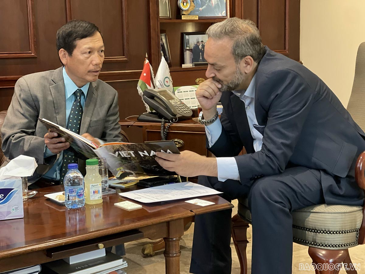 Đại sứ Vũ Viết Dũng và ông Jamal Al-Refaei, Phó Chủ tịch thứ nhất Phòng Thương mại Jordan.