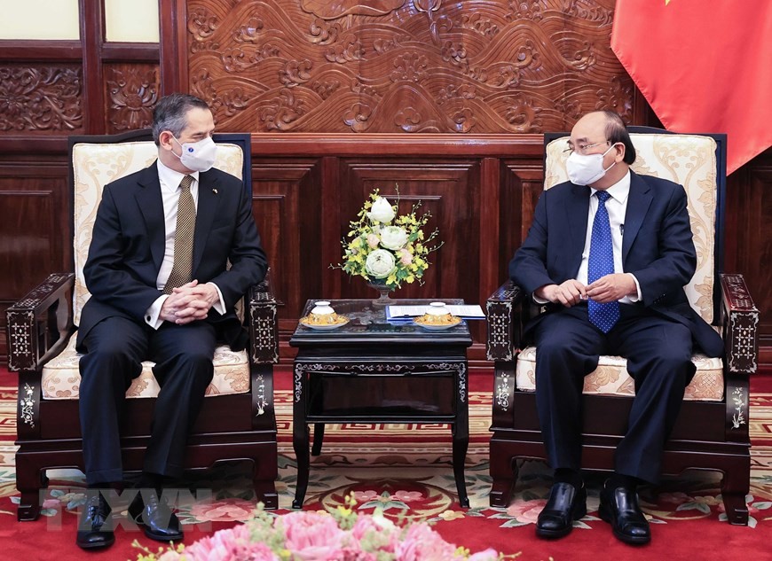 Chủ tịch nước Nguyễn Xuân Phúc tiếp Đại sứ Đặc mệnh toàn quyền Cộng hoà Chile tại Việt Nam Patricio Becker đến trình Quốc thư. Nguồn: TTXVN) Chủ tịch nước Nguyễn Xuân Phúc tiếp Đại sứ Đặc mệnh toàn quyền Cộng hoà Chile tại Việt Nam Patricio Becker đến trình Quốc thư. Nguồn: TTXVN)