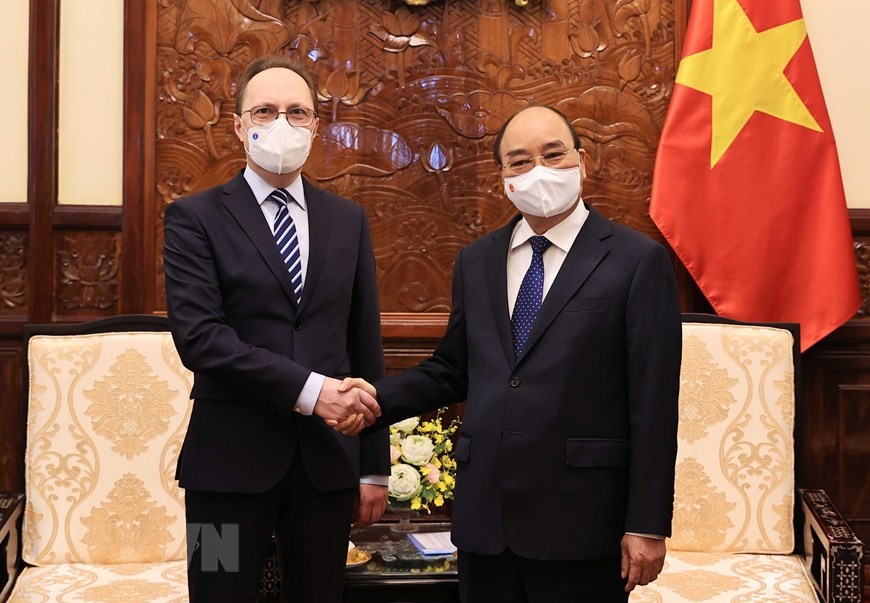 Chủ tịch nước Nguyễn Xuân Phúc tiếp Đại sứ Liên bang Nga tại Việt Nam Bezdetko Gennady đến trình Quốc thư. (Nguồn: TTXVN) Chủ tịch nước Nguyễn Xuân Phúc tiếp Đại sứ Liên bang Nga tại Việt Nam Bezdetko Gennady đến trình Quốc thư. (Nguồn: TTXVN)