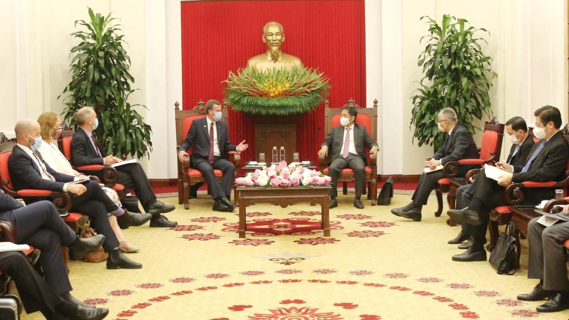 Trưởng Ban Kinh tế Trung ương Trần Tuấn Anh tiếp Bộ trưởng Bộ Thương mại, Du lịch và Đầu tư Australia Dan Tehan. (Nguồn: TTXVN)
