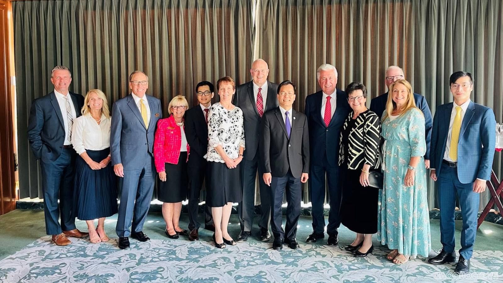 Đại sứ Hà Kim Ngọc và Lãnh đạo Giáo hội các thánh hữu ngày sau của Chúa Giê su Kito và đại diện trường Đại học Birgham Young.